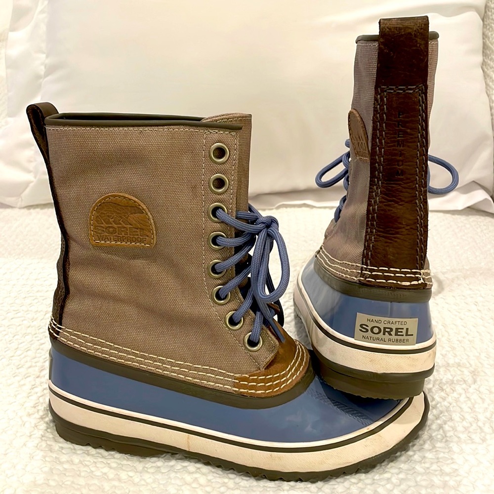 Sorel waterproof powder blue duck boots; size 7; gently used